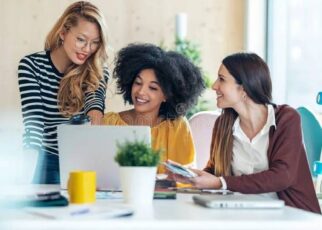 महिलाओं पर मुस्कुराने का दबाव:  वर्कप्लेस पर हाव-भाव से परखना आत्मसम्मान को ठेस पहुंचा रहा, महिलाएं कह रहीं- इसमें मानसिक दबाव छिपा; सीमाएं तय करें