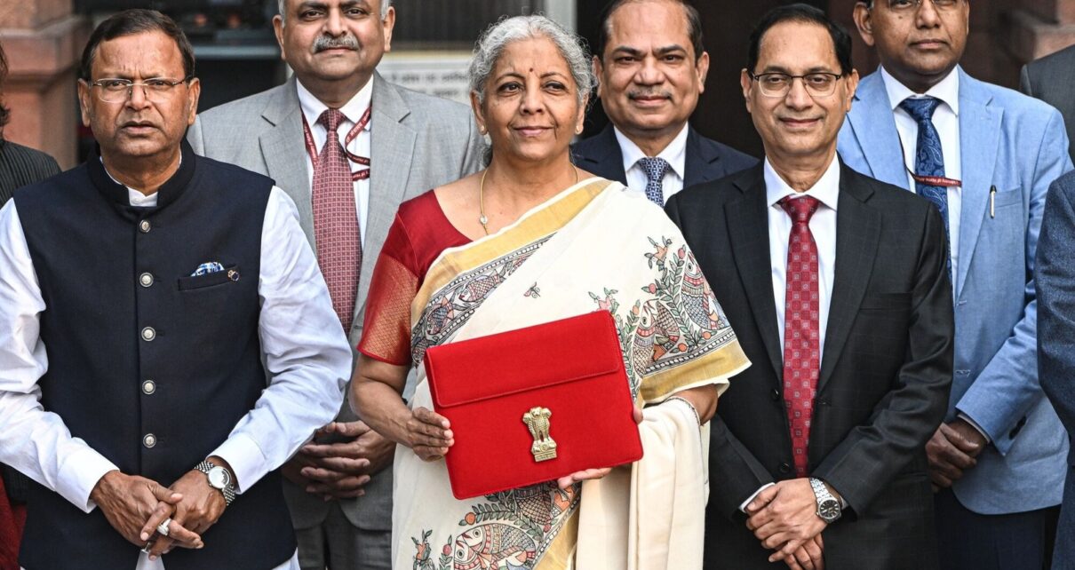Budget 2025: वित्त मंत्री निर्मला सीतारमण ने पहनी मधुबनी पेंटिंग वाली साड़ी, जानिए किसने किया है डिजाइन